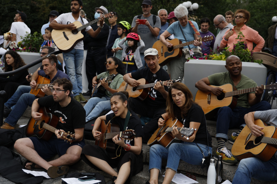 people play guitars