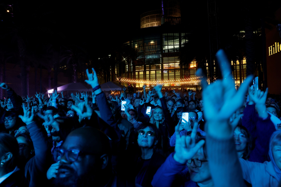 crowds enjoy after-hours concert at the namm show