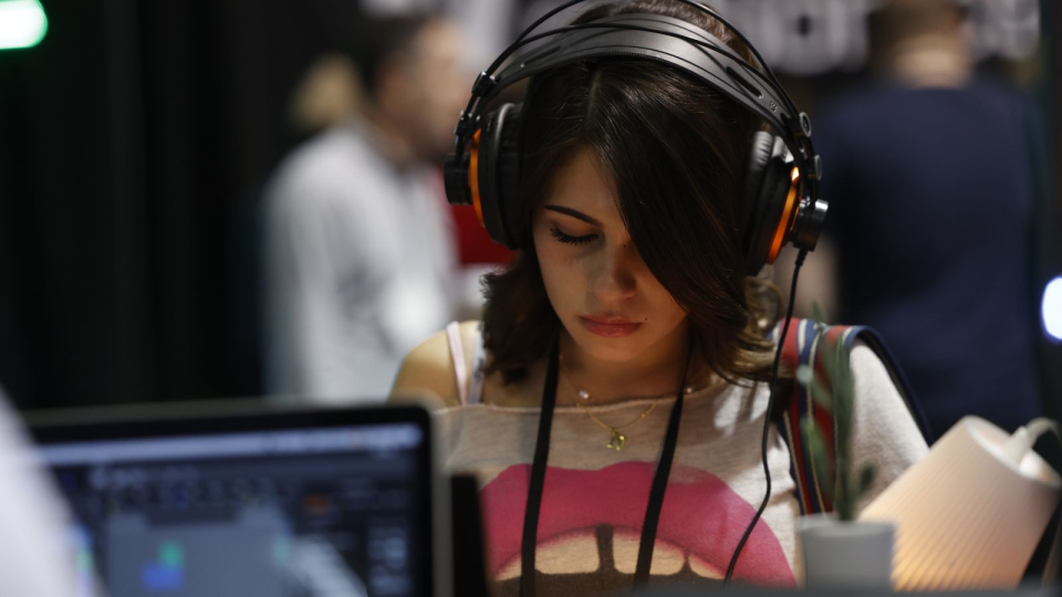 a student learns about pro audio software