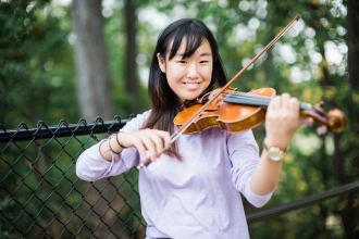 A girl playing the violin